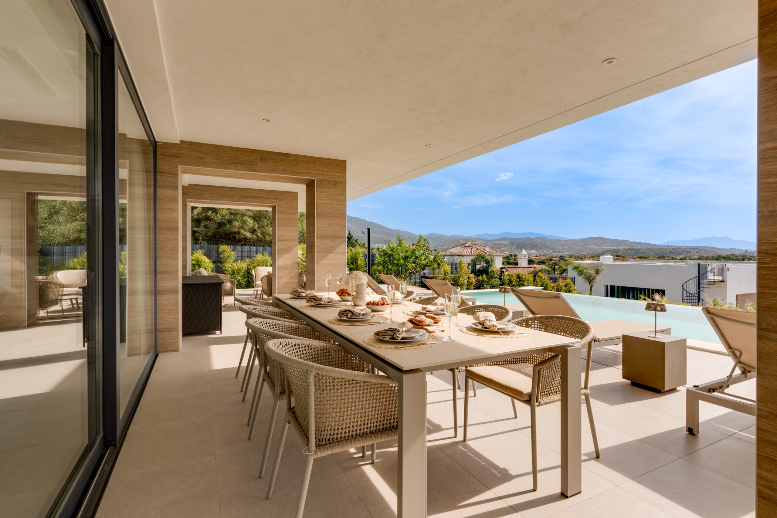 Covered outdoor dining table, Villa Castaño